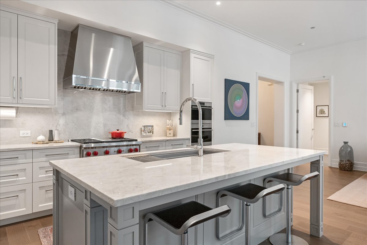 435 N Michigan Avenue Unit: 414