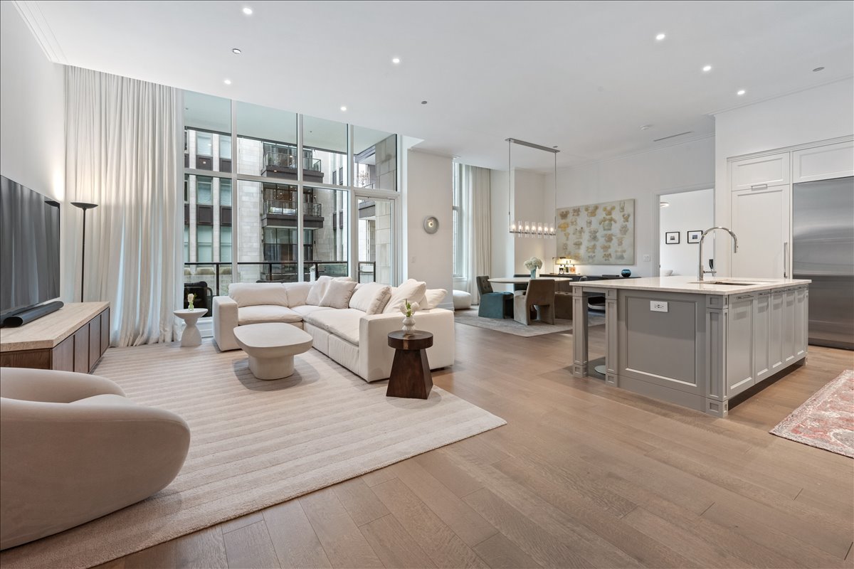 435 N Michigan Avenue Unit: 414