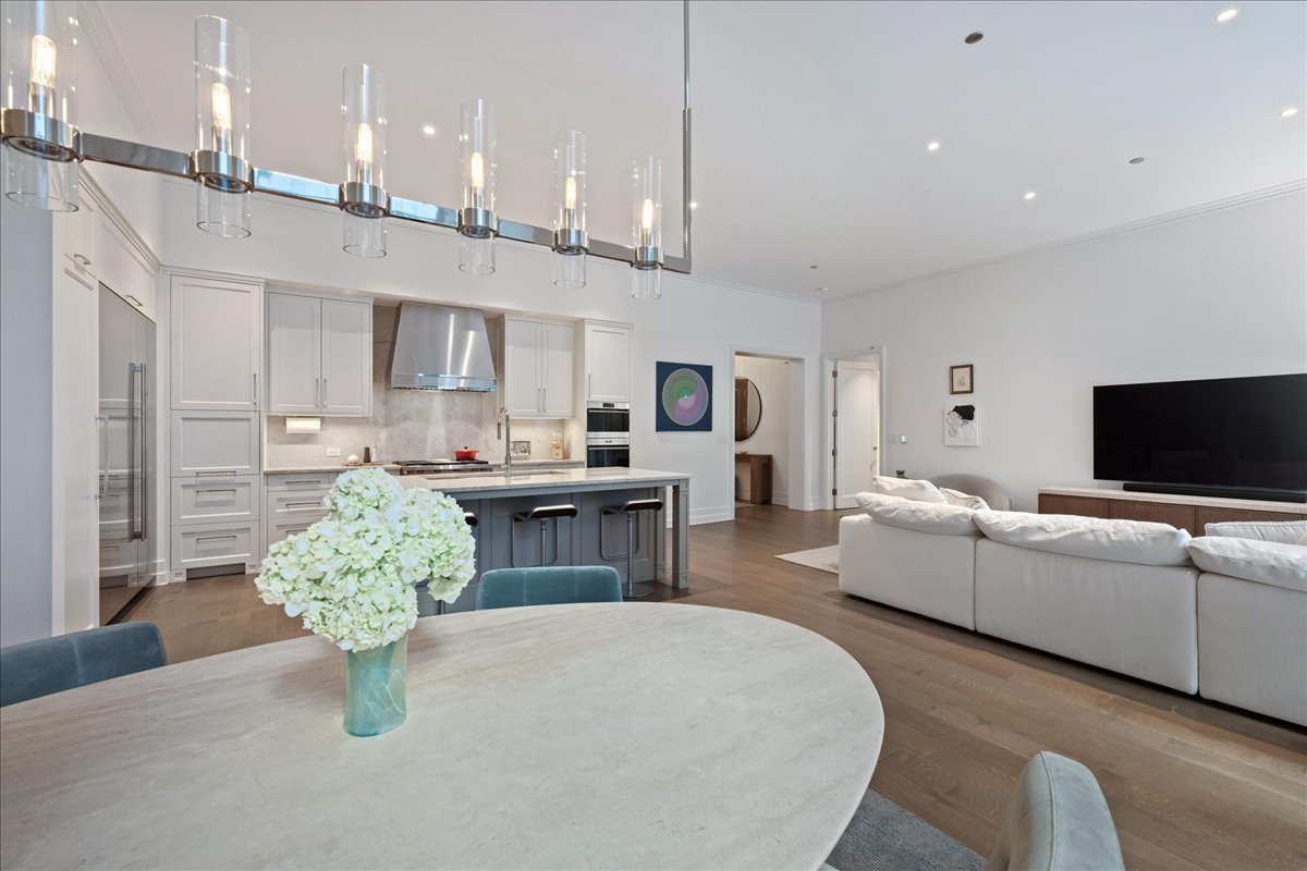 435 N Michigan Avenue Unit: 414