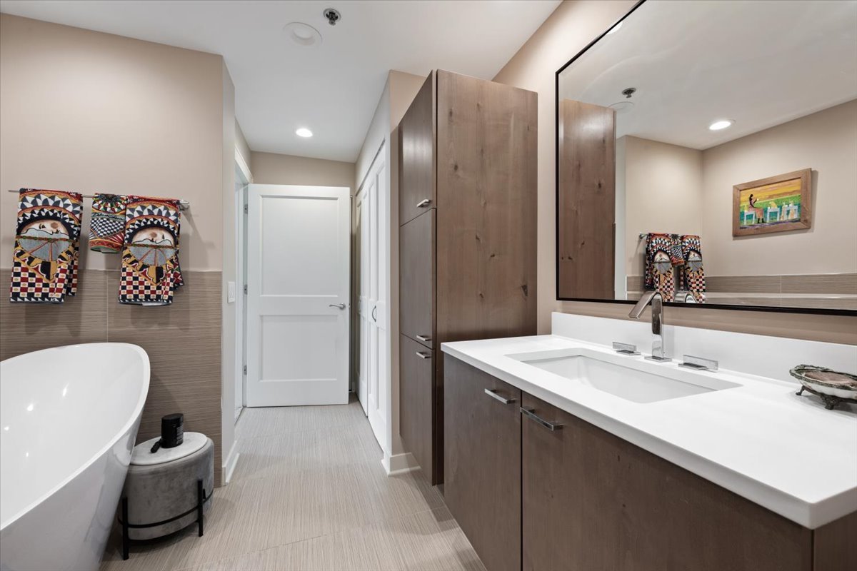 57 E Delaware Place Unit: 3804