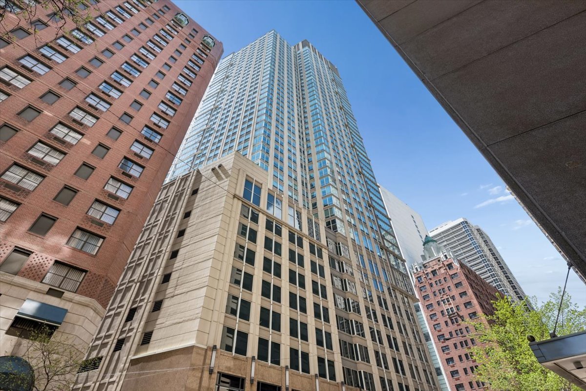 57 E Delaware Place Unit: 3804