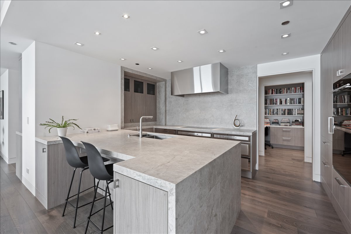 180 E Pearson Street Unit: 5602