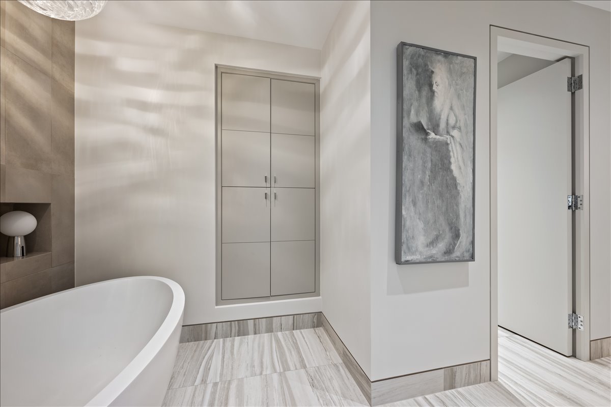 180 E Pearson Street Unit: 5602