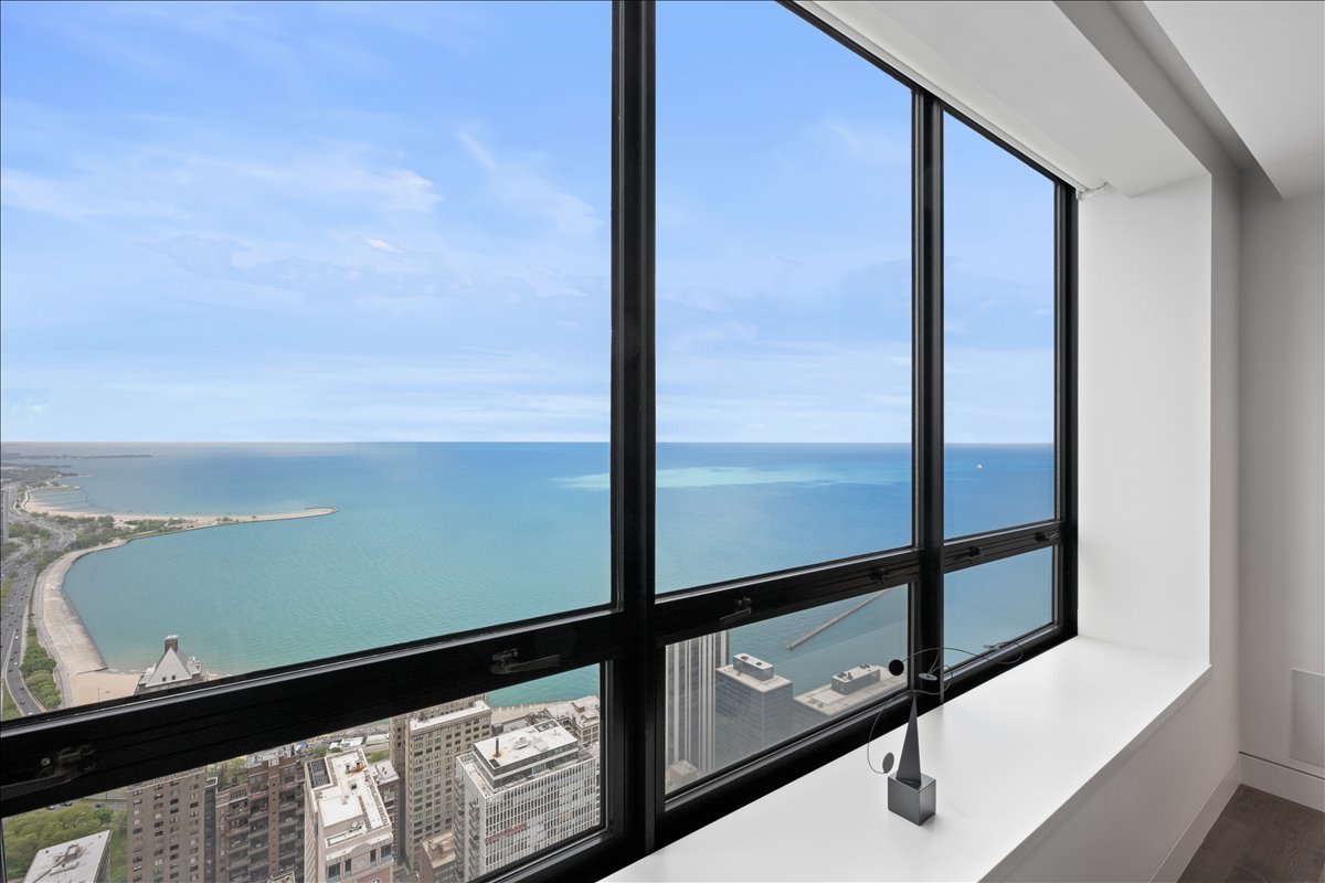 180 E Pearson Street Unit: 5602