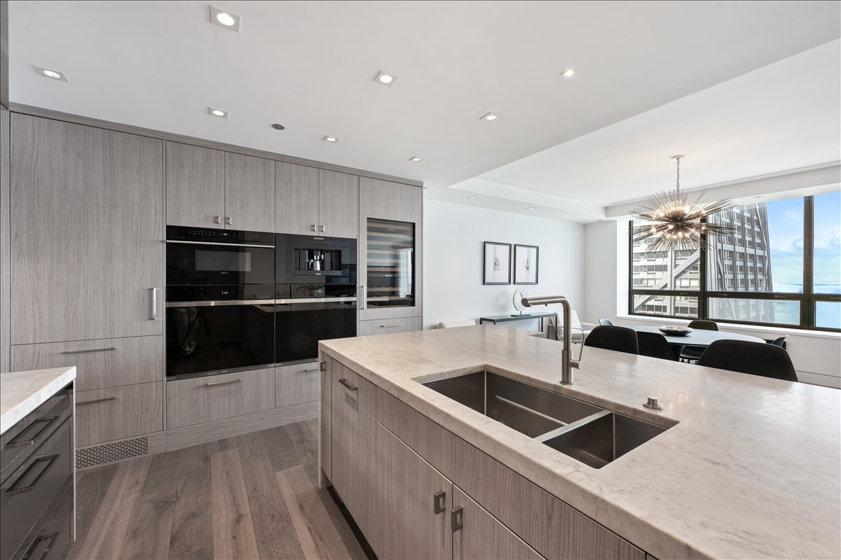 180 E Pearson Street Unit: 5602