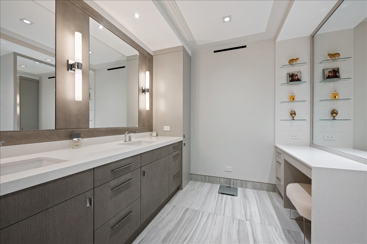 180 E Pearson Street Unit: 5602