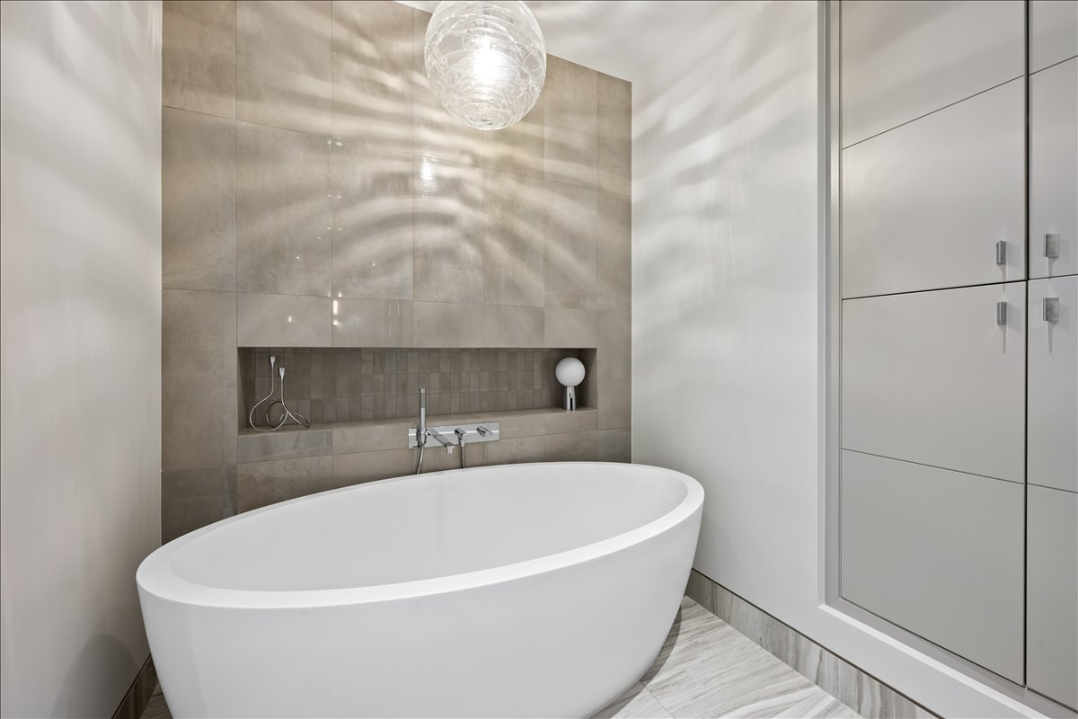 180 E Pearson Street Unit: 5602