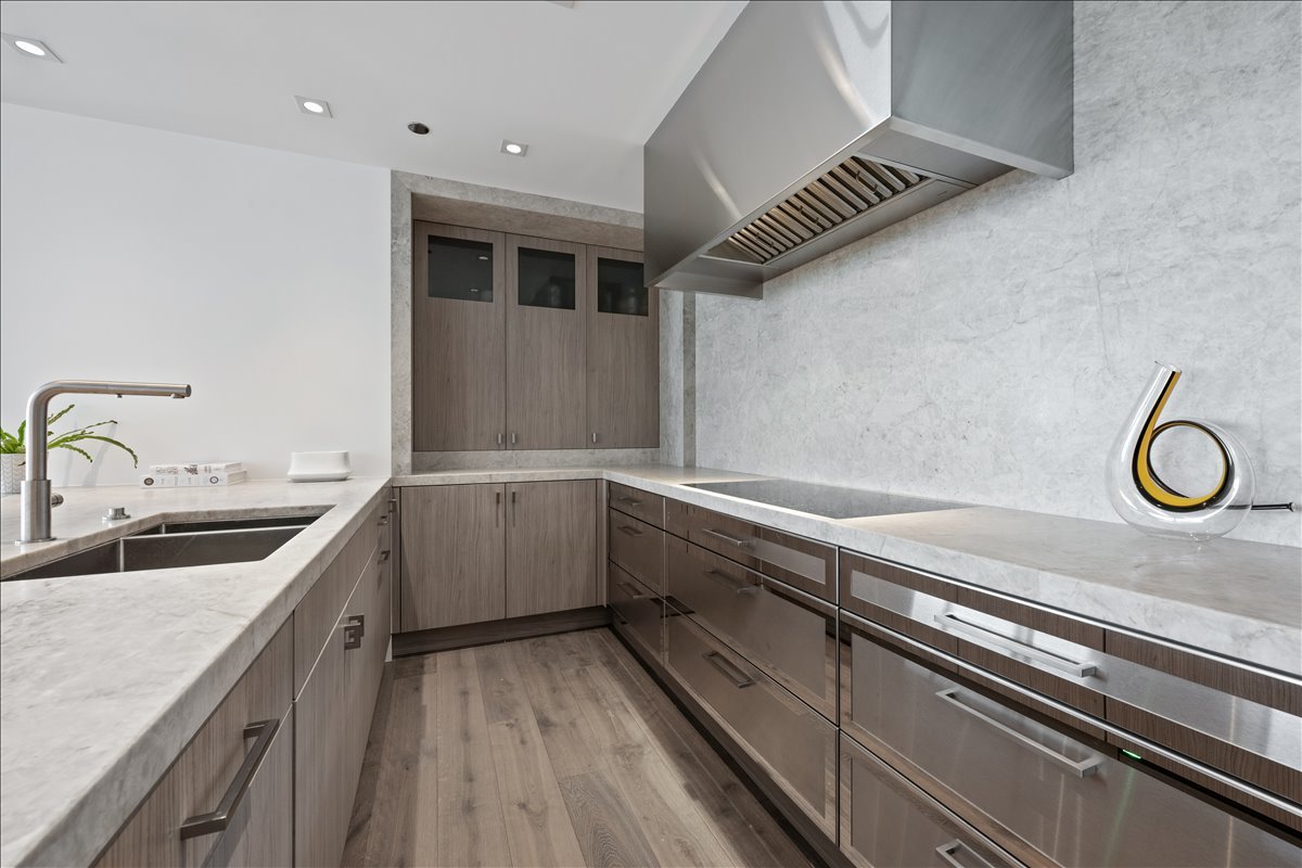 180 E Pearson Street Unit: 5602