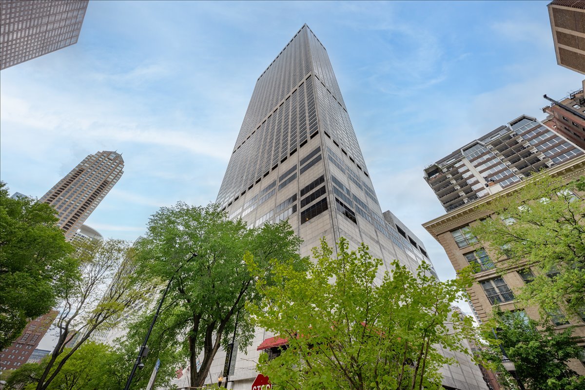 180 E Pearson Street Unit: 5602
