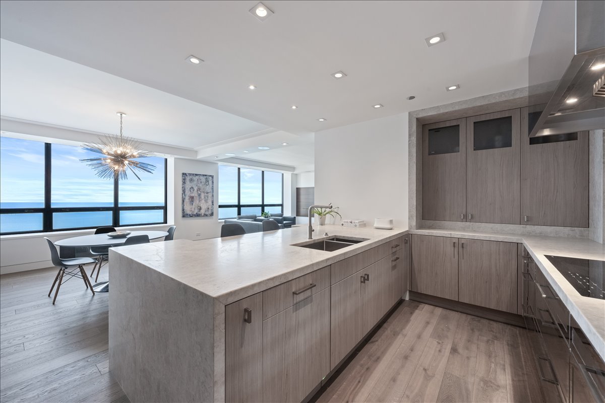 180 E Pearson Street Unit: 5602