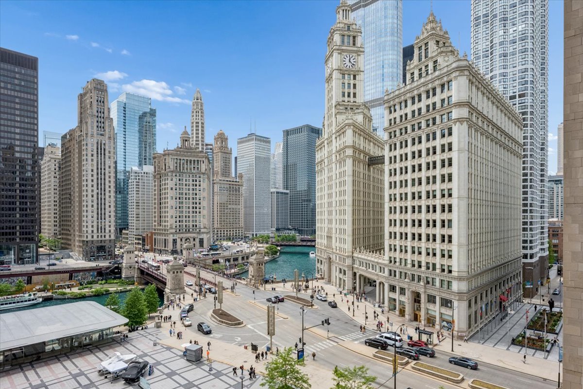 435 N Michigan Avenue Unit: 701