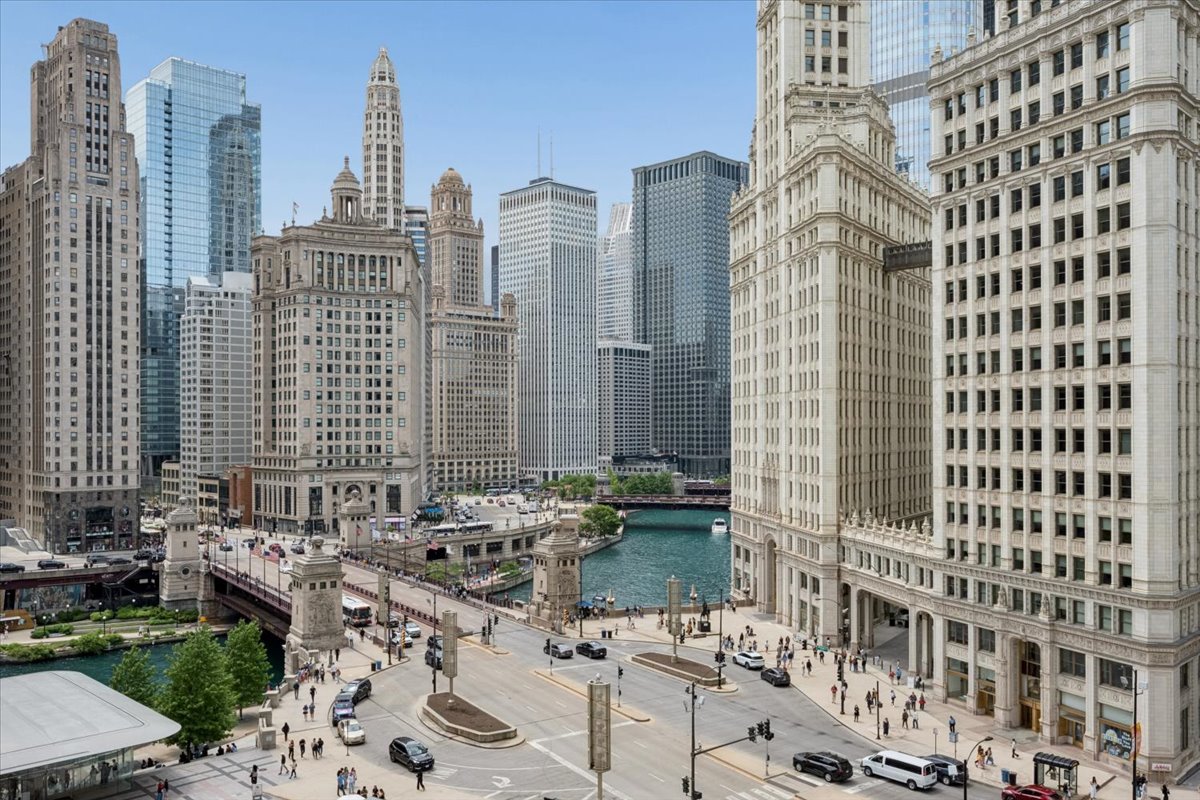 435 N Michigan Avenue Unit: 701