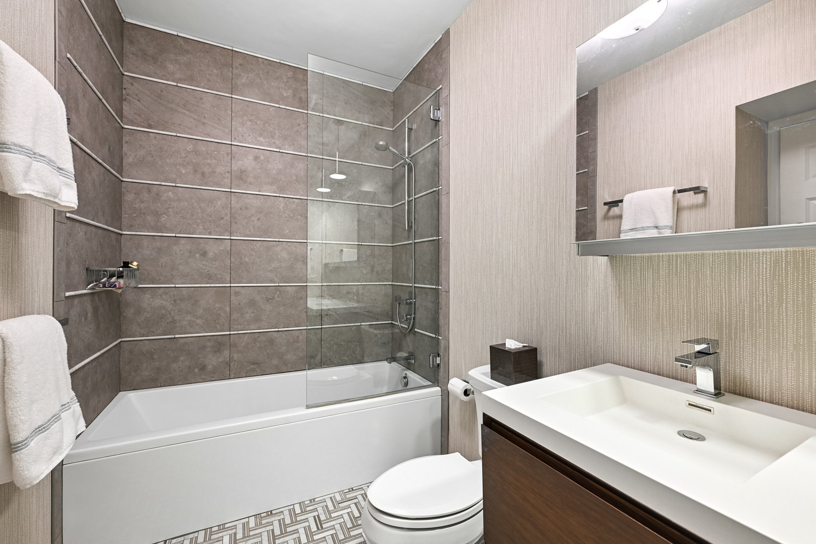 25 E SUPERIOR Street Unit: 1504