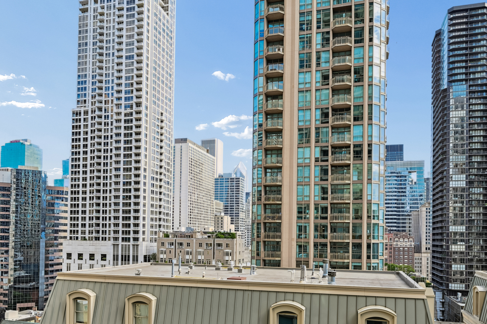 25 E SUPERIOR Street Unit: 1504