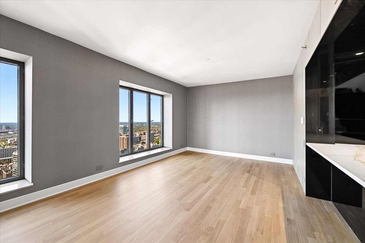 950 N MICHIGAN Avenue Unit: 4104