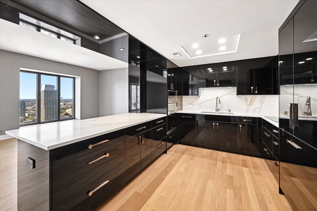 950 N MICHIGAN Avenue Unit: 4104