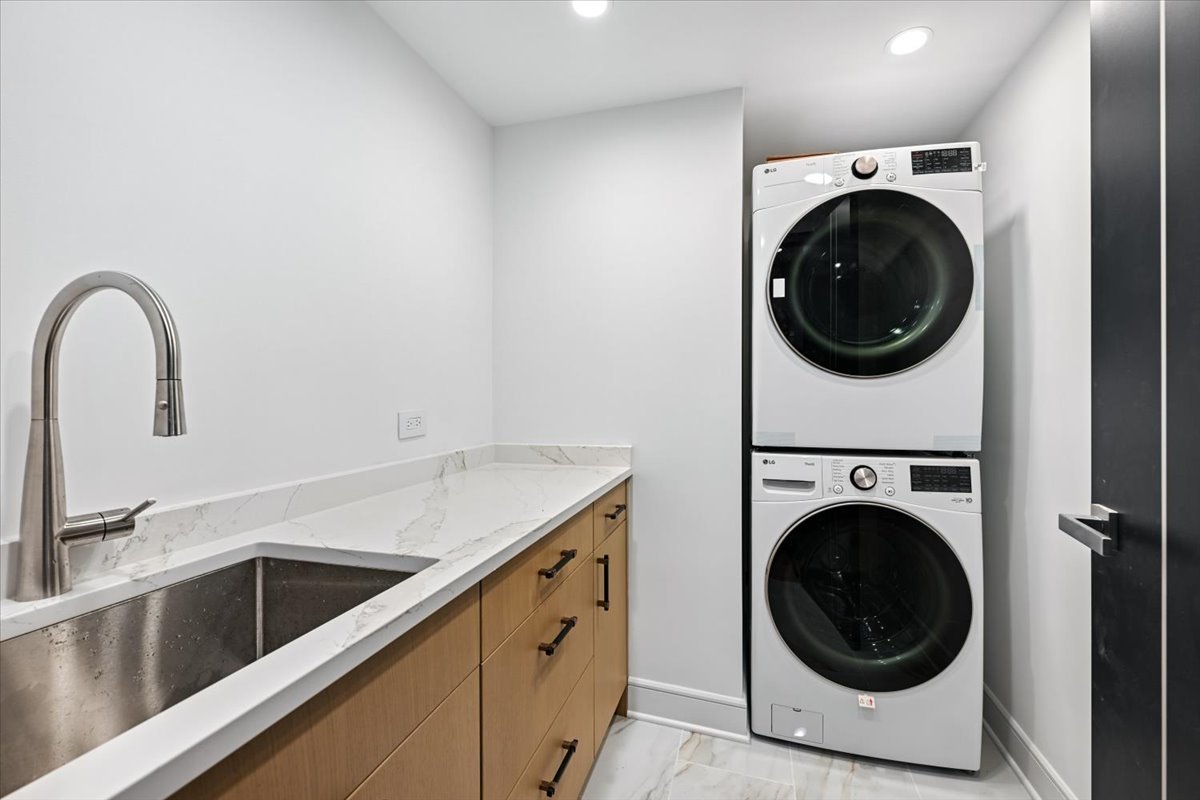 950 N MICHIGAN Avenue Unit: 4104