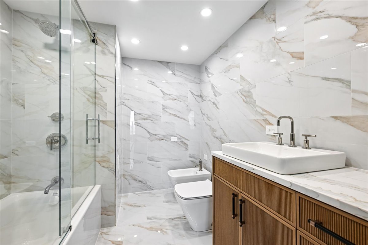950 N MICHIGAN Avenue Unit: 4104