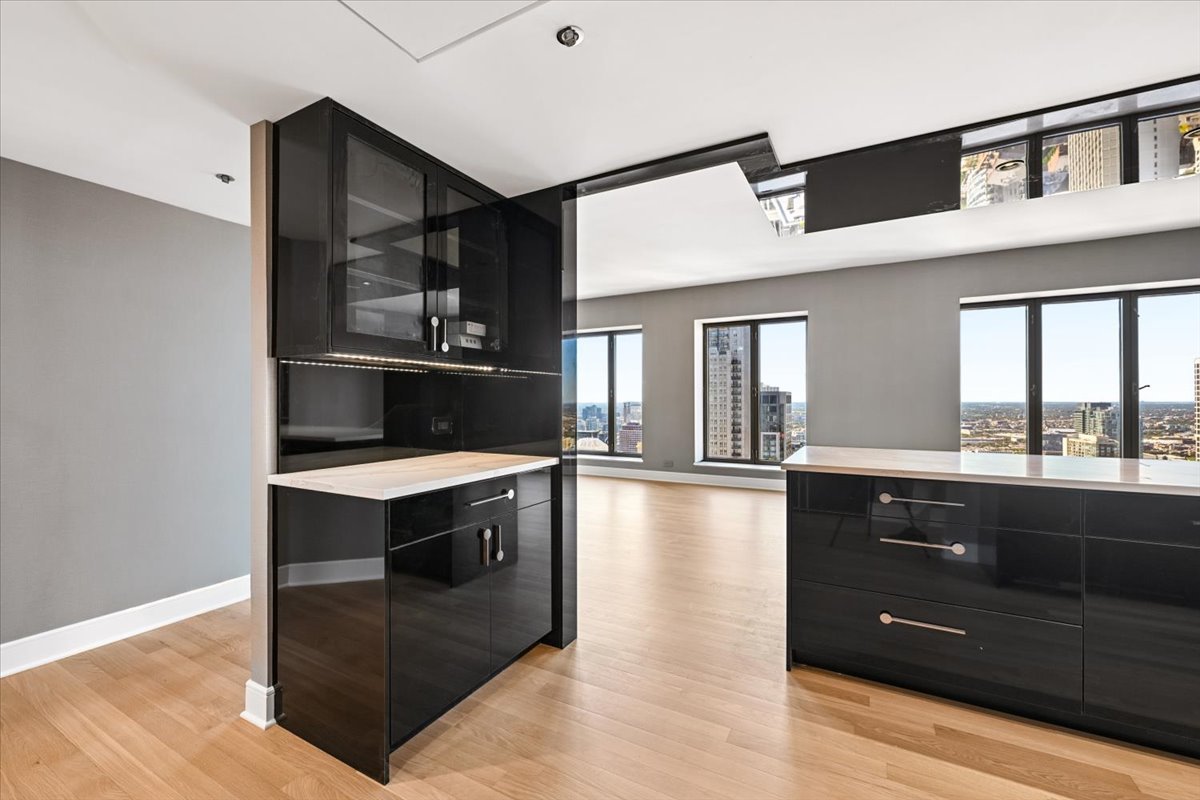 950 N MICHIGAN Avenue Unit: 4104