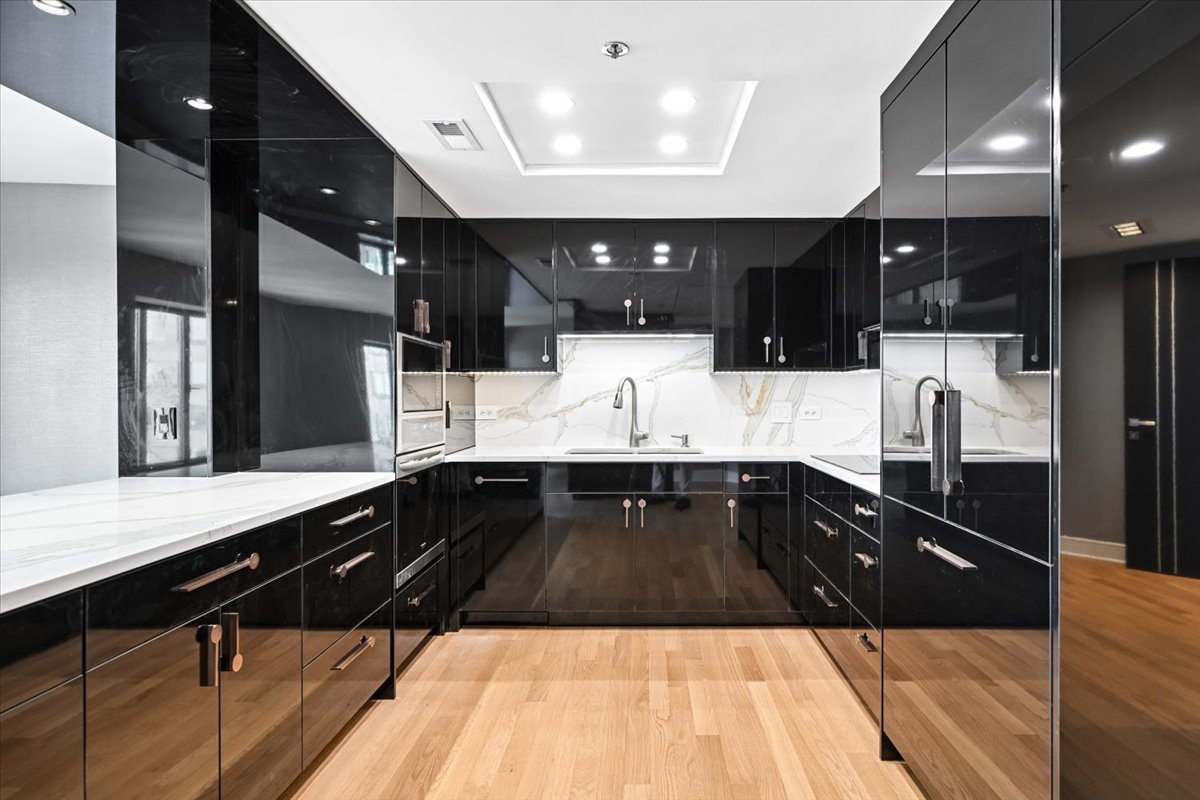 950 N MICHIGAN Avenue Unit: 4104