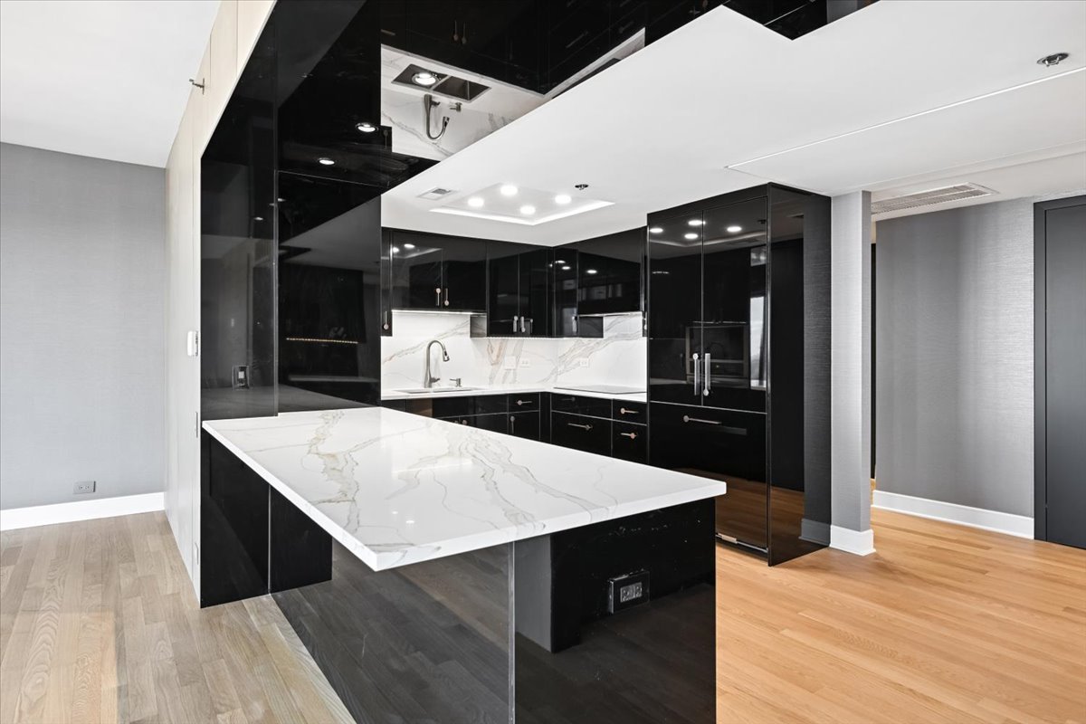 950 N MICHIGAN Avenue Unit: 4104