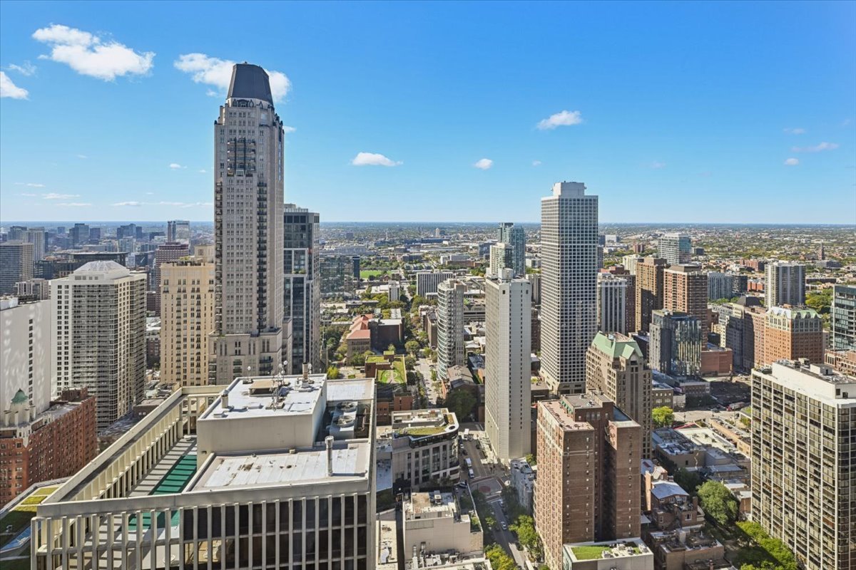 950 N MICHIGAN Avenue Unit: 4104