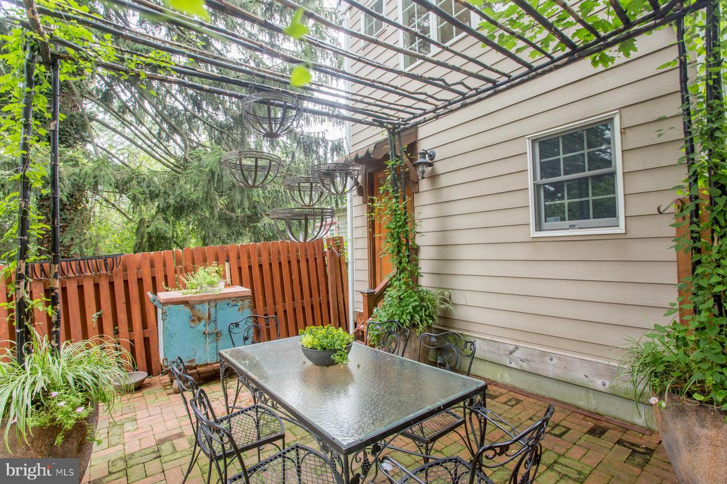 15 Ferry St