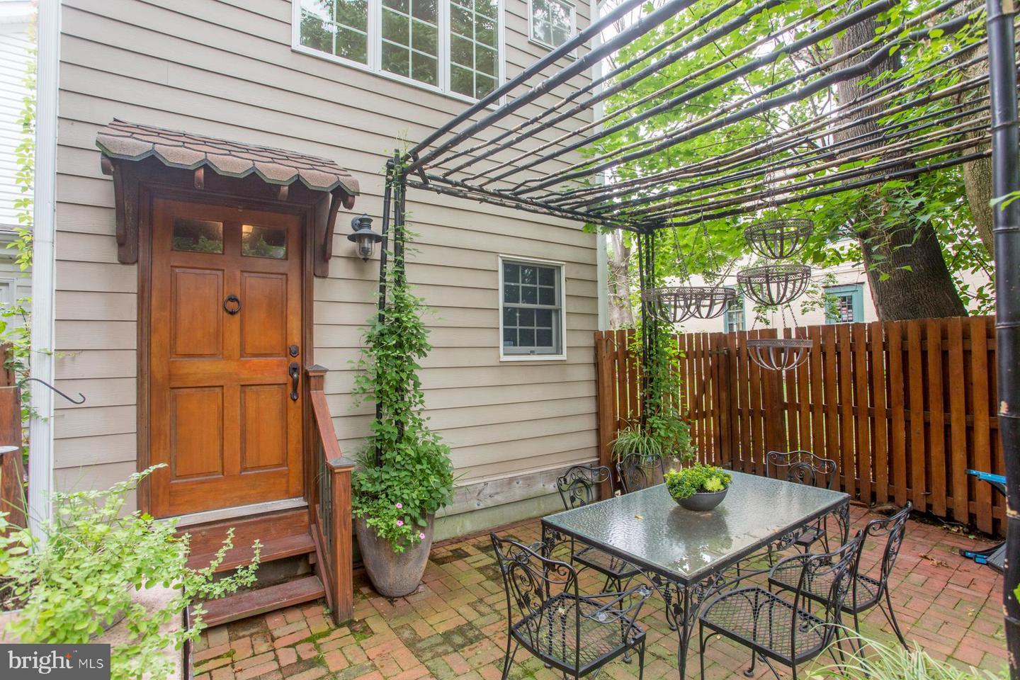 15 Ferry St