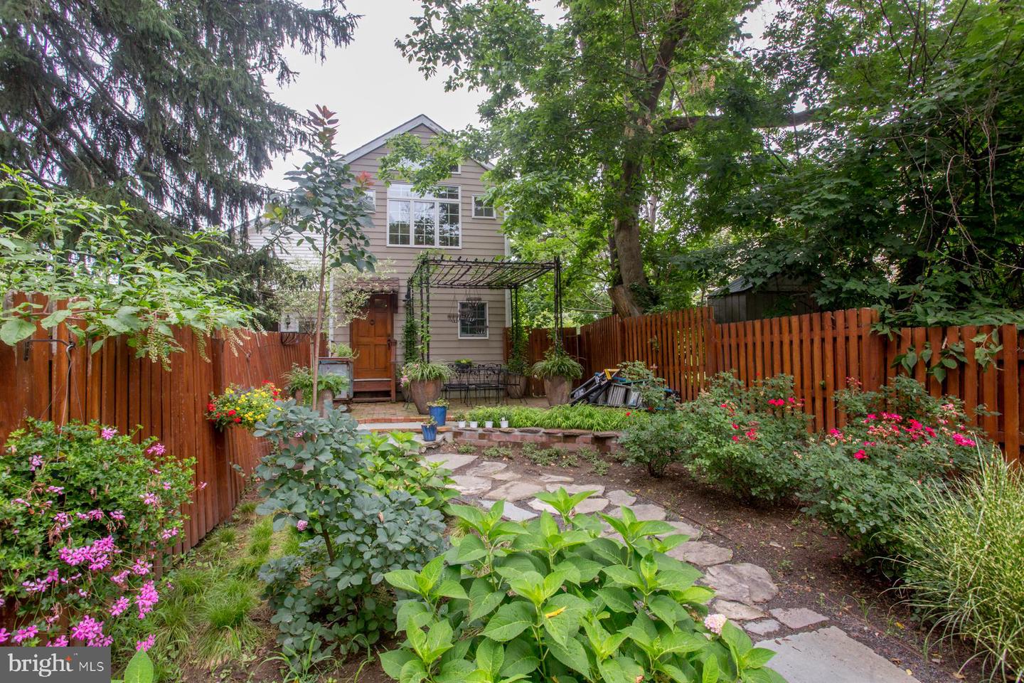 15 Ferry St
