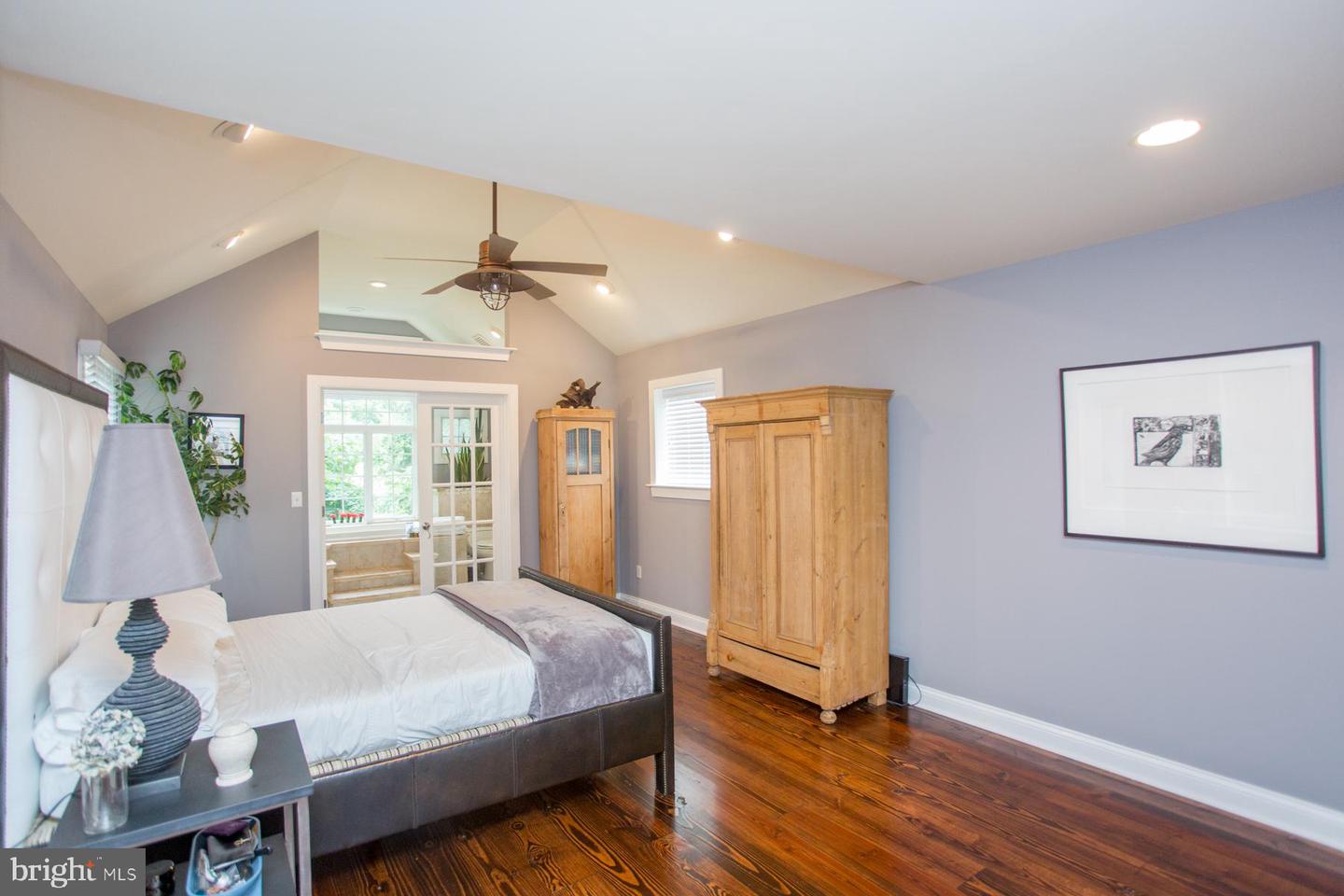 15 Ferry St