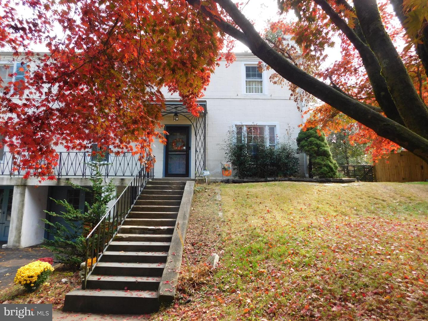712 Hendren St