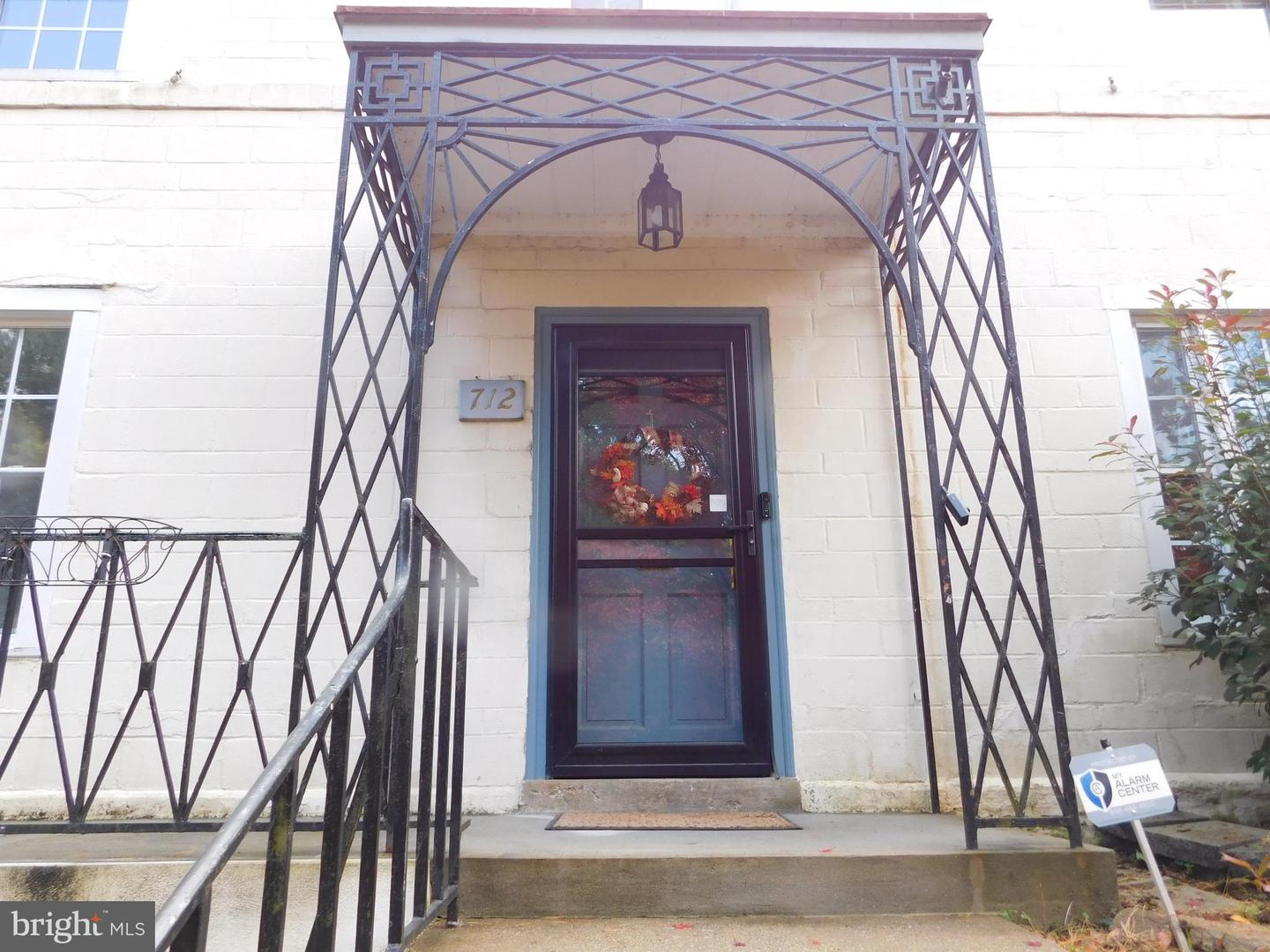 712 Hendren St