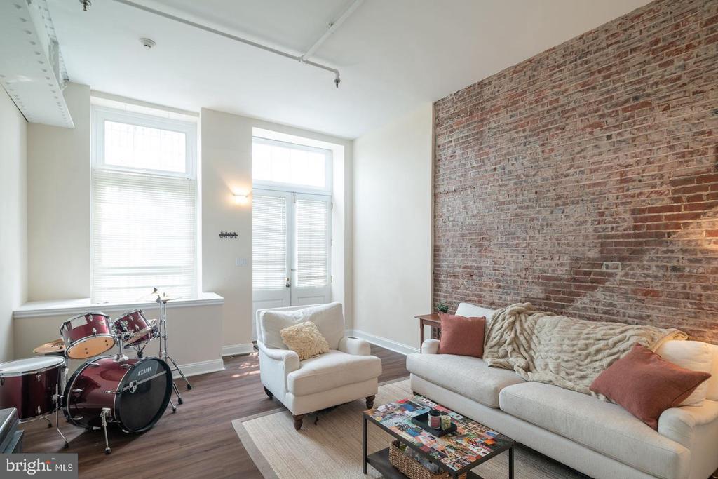 50-56-56 N FRONT ST #101
