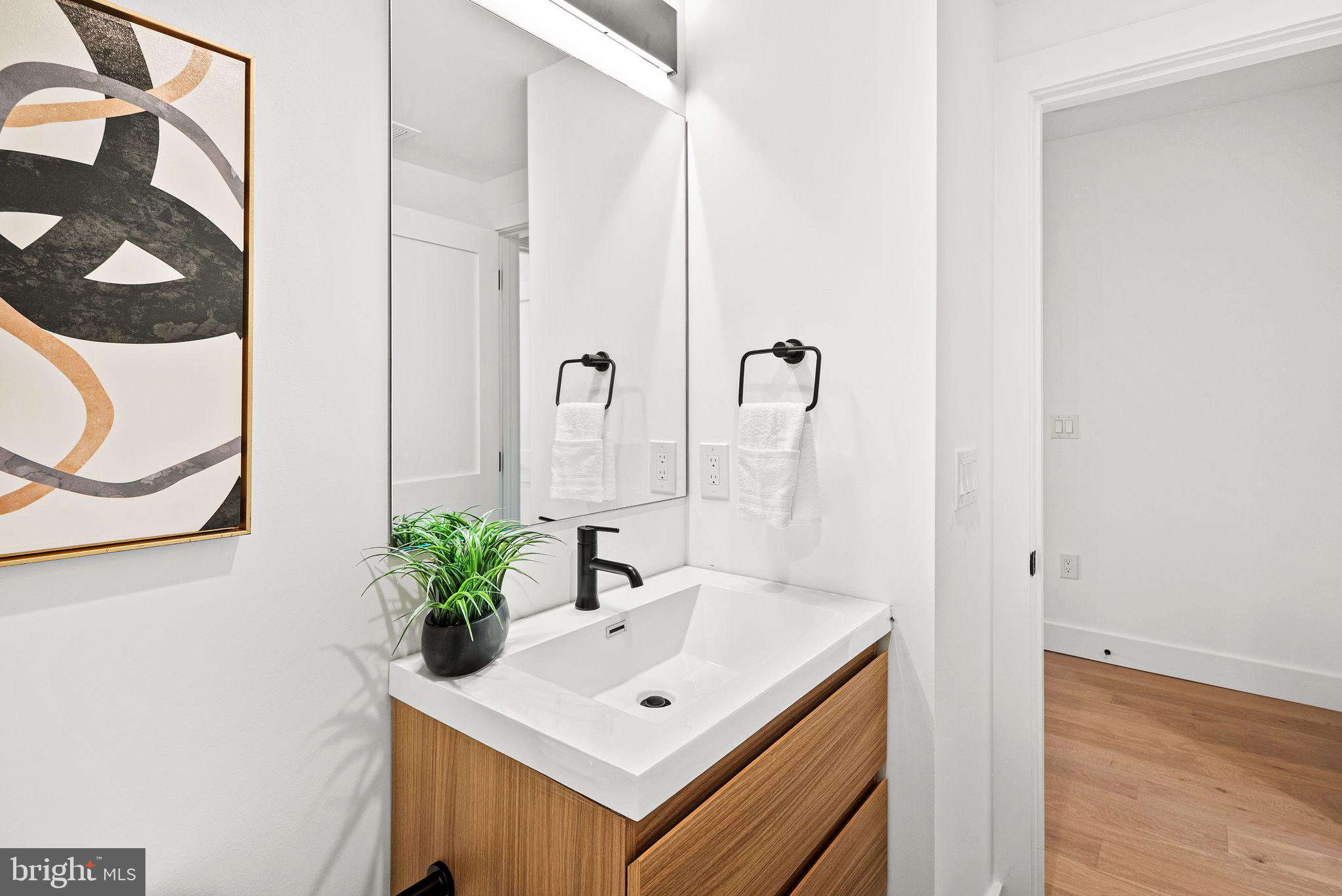 2811 S HUTCHINSON STREET