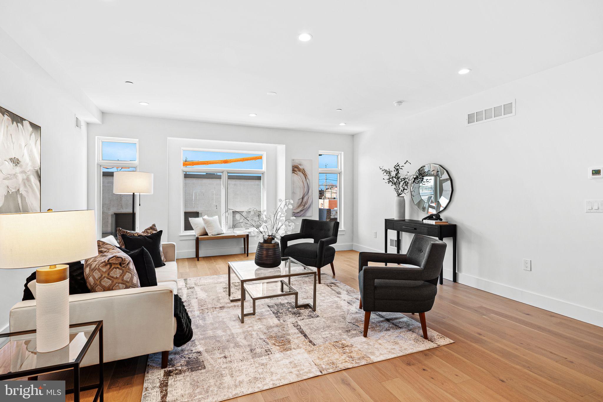 2811 S HUTCHINSON STREET