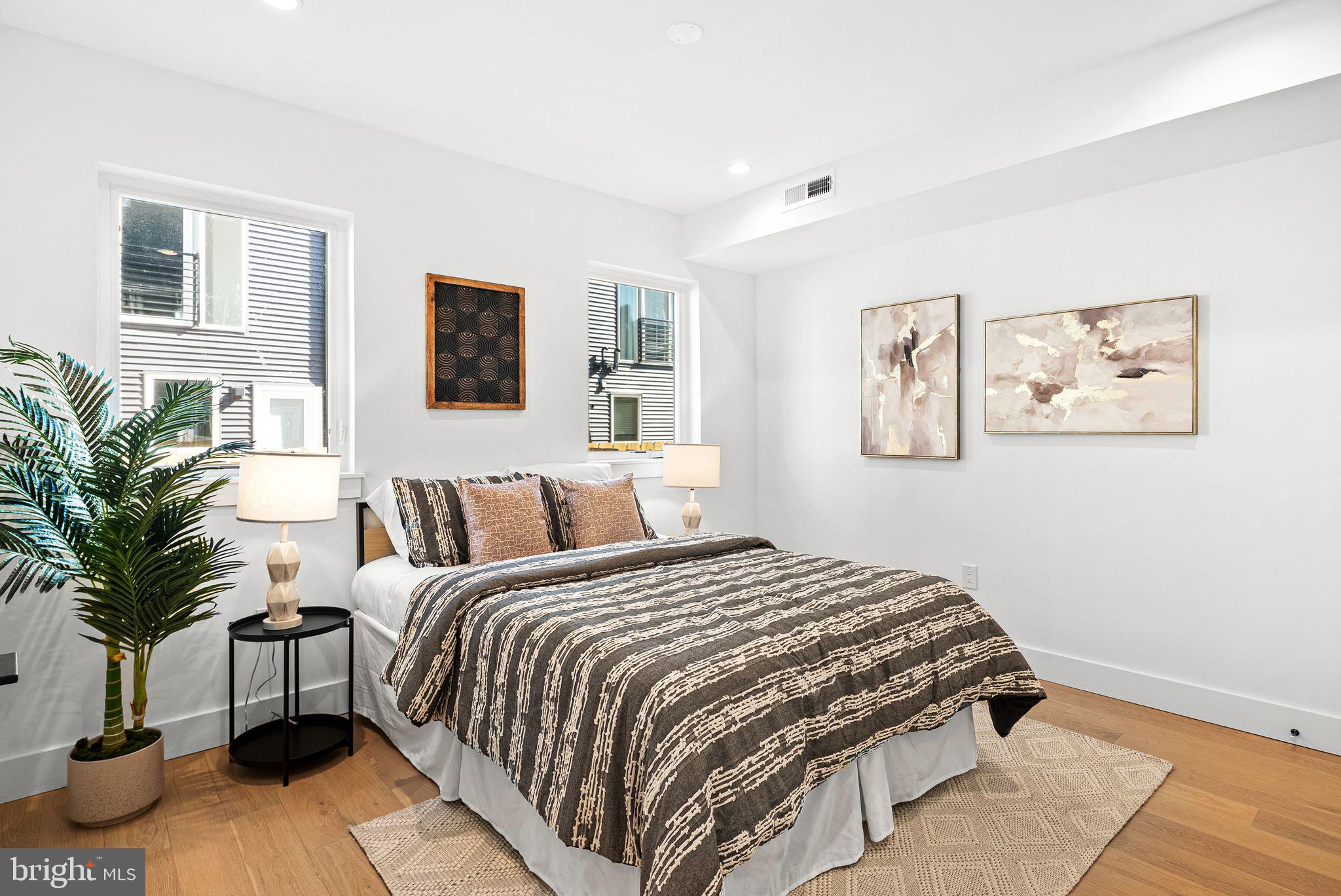 2811 S HUTCHINSON STREET