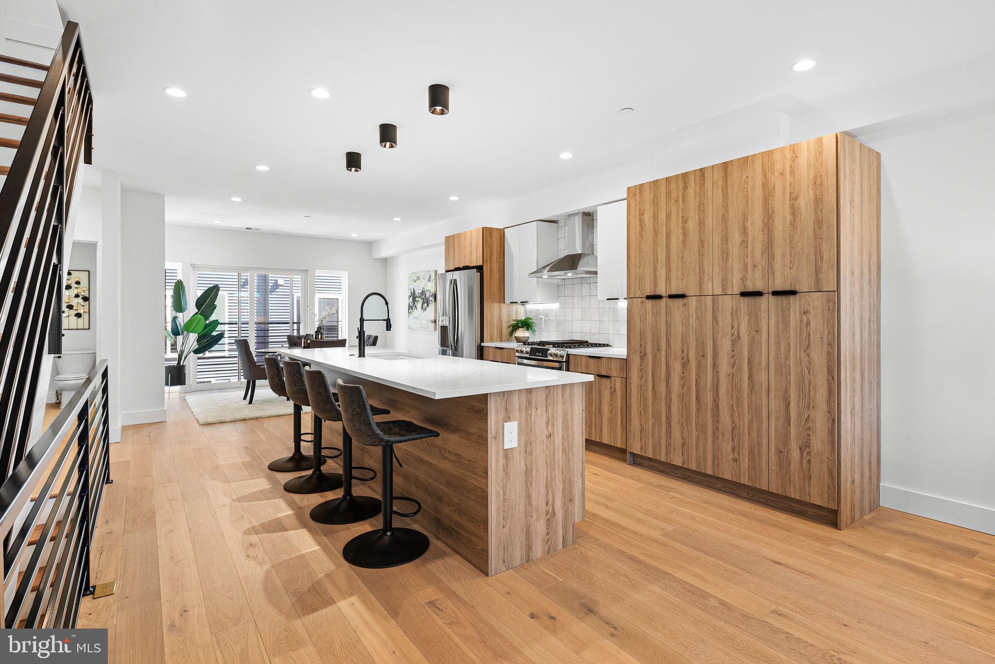 2811 S HUTCHINSON STREET