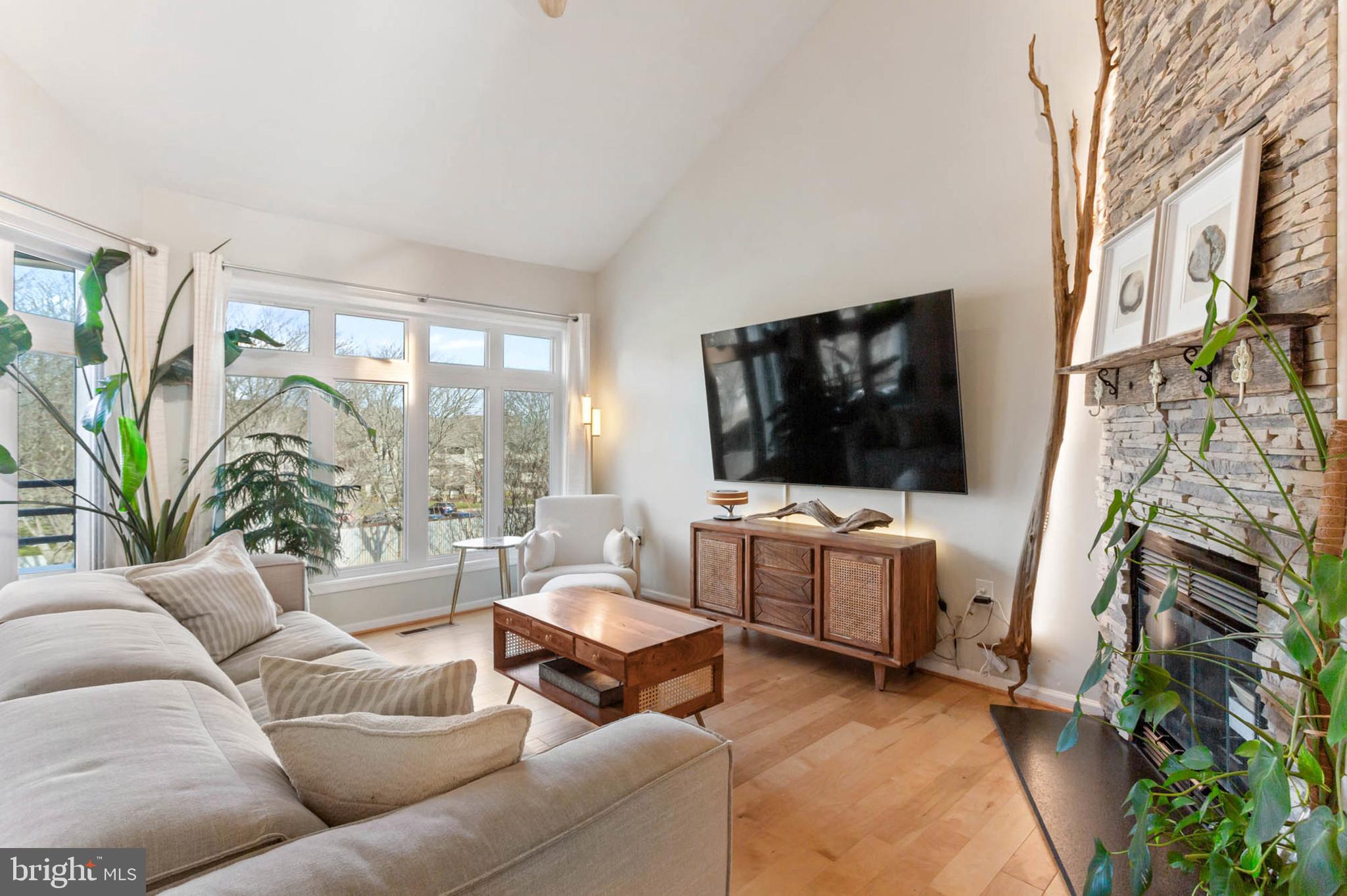 1136 Lake Heron Dr #3b