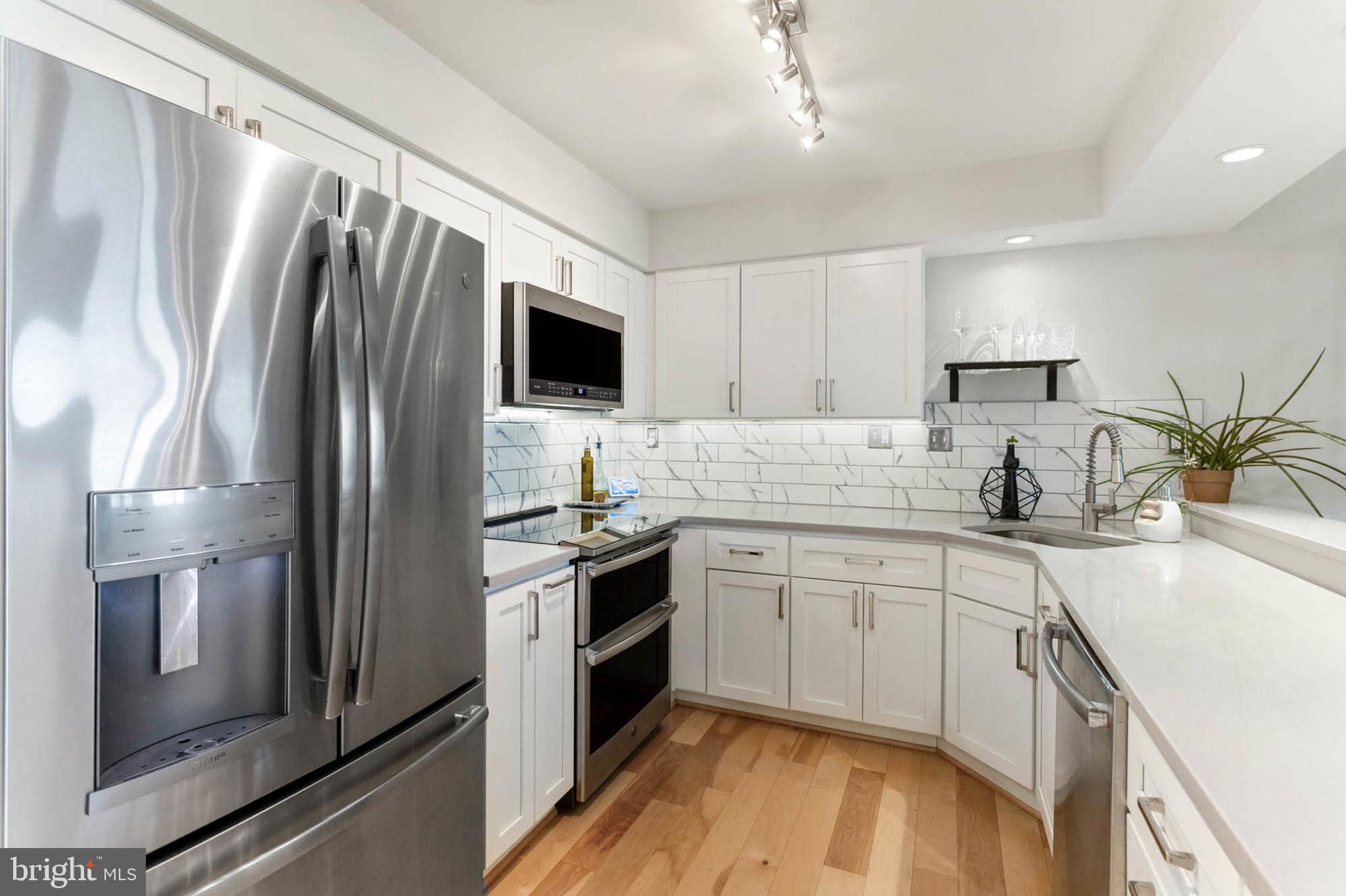 1136 Lake Heron Dr #3b