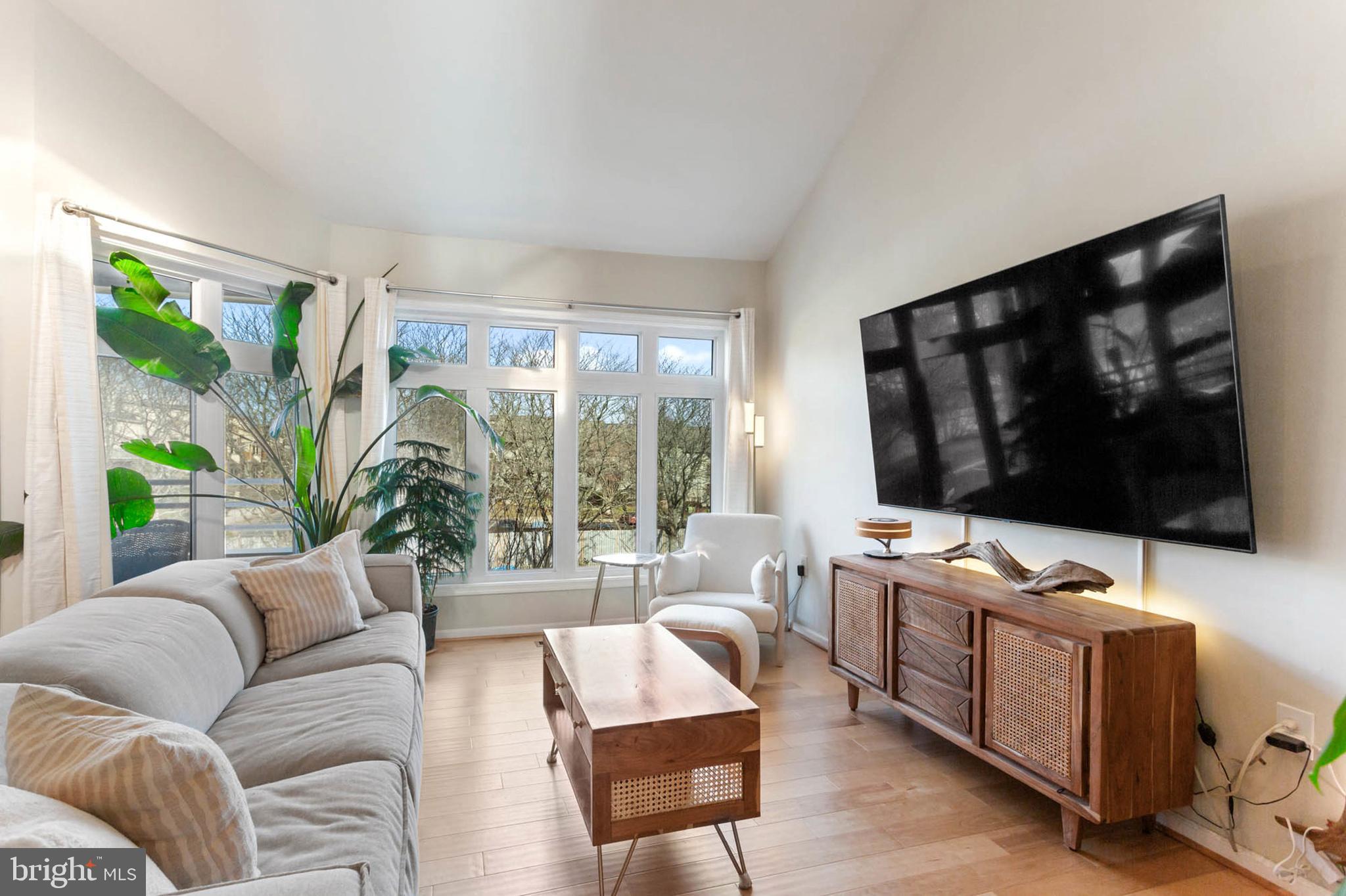 1136 Lake Heron Dr #3b