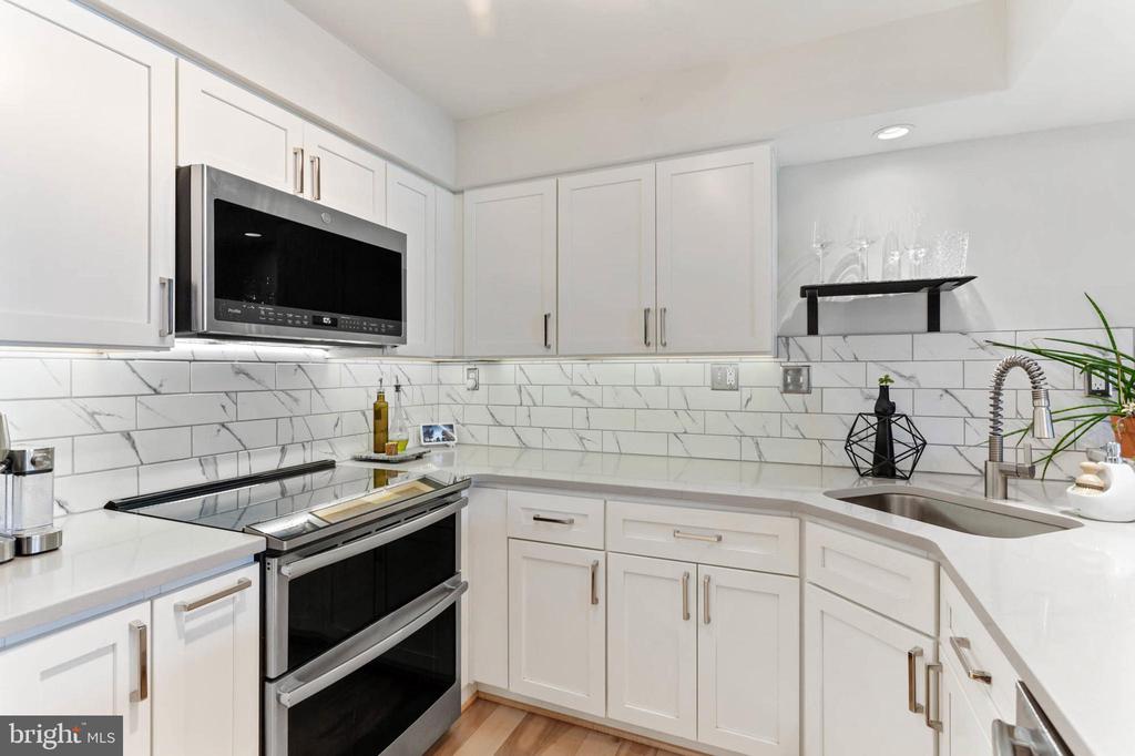 1136 Lake Heron Dr #3b