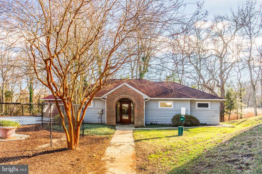 1136 Lake Heron Dr #3b