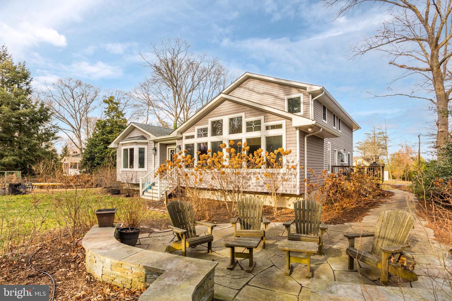 898 Laurel Way