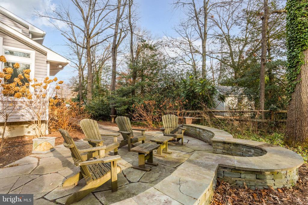 898 Laurel Way