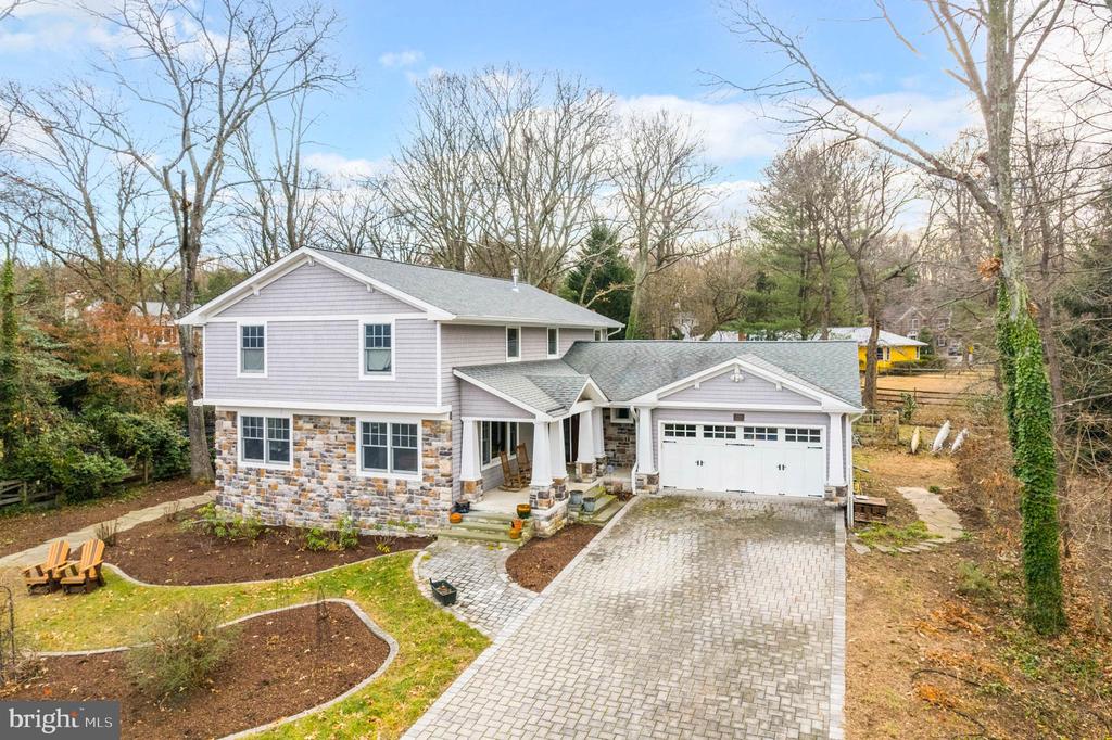 898 Laurel Way