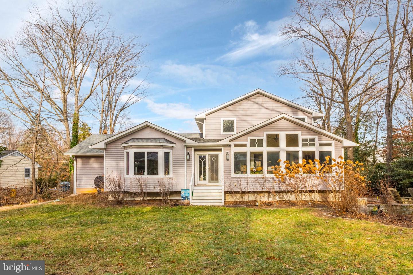 898 Laurel Way