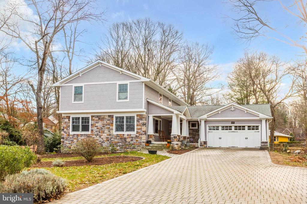 898 Laurel Way