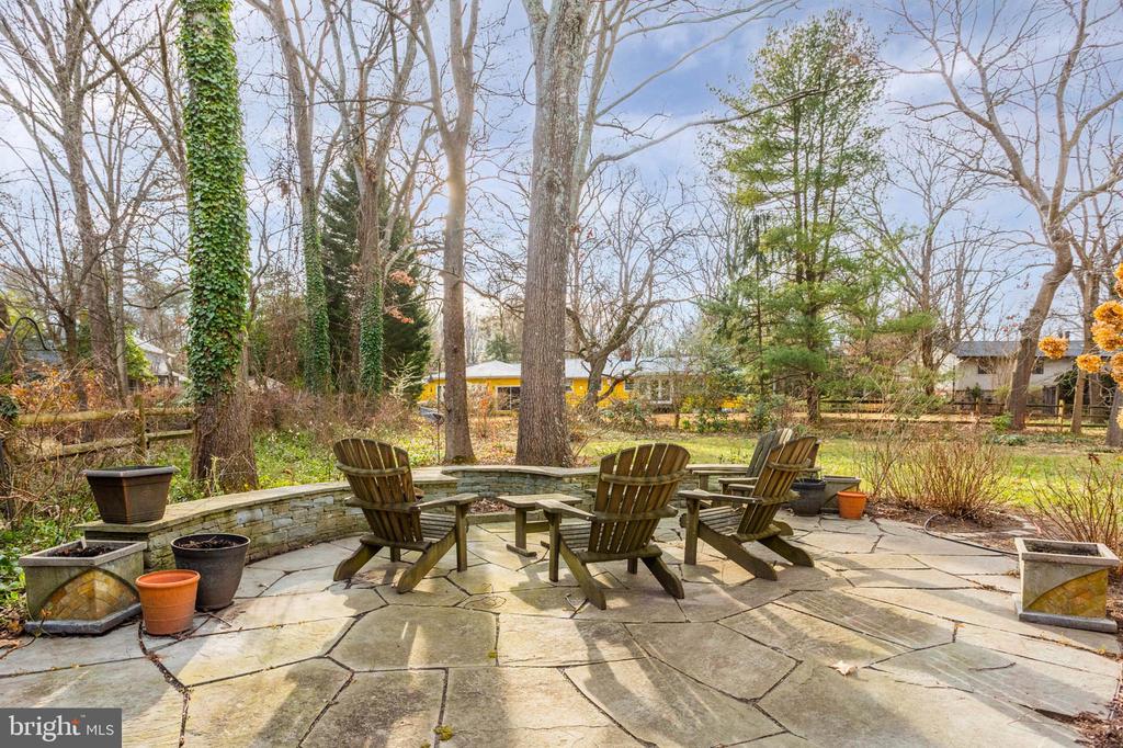 898 Laurel Way