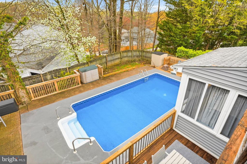 525 LOUGHTON LANE