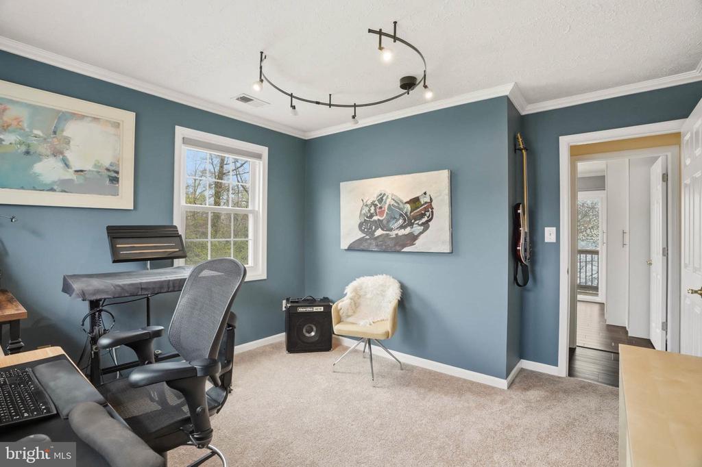 525 LOUGHTON LANE